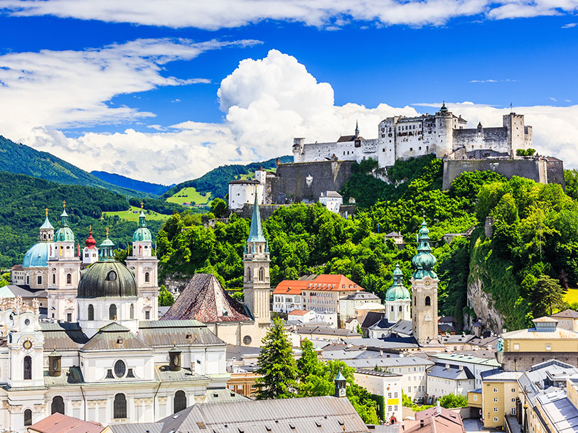 Salzburg er både Mozarts fødeby og kendt for Burg Hohensalzburg, der er på UNESCOs liste over verdensarv