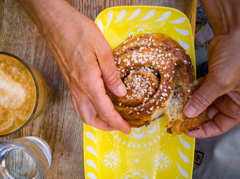 Her smager det originale svenske kanelbullar selvfølgelig ekstra godt - og er ekstra store