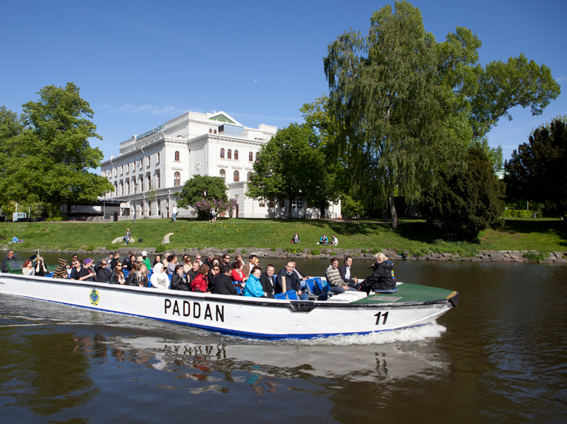 Tag også en hyggelig sejltur med turistbåden Paddan, som sejler på byens kanaler