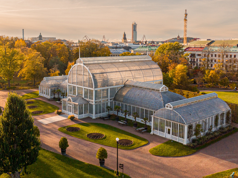 Tæt på hotellet ligger den smukke bypark med Palmehuset fra 1800-tallet