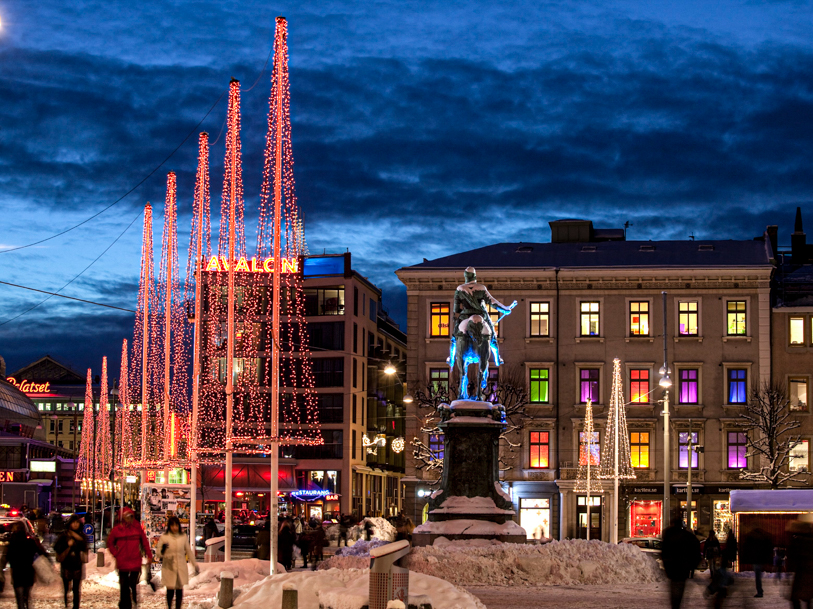 I de mørke måneder blusser Göteborg med millioner af julelys - som her ved Kungsportsplatsen
