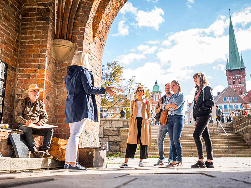 Den gamle bymur omkranser Lübecks gamle bydel - og I bor få skridt fra en af byportene