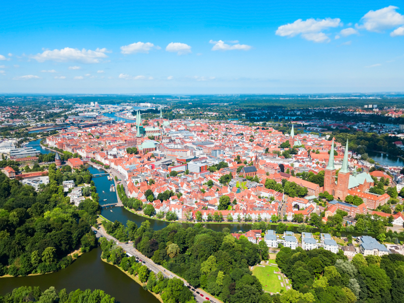 Lübecks UNESCO-listede Altstadt ligger på sin egen ø omgivet af kanaler - præcis som i middelalderen