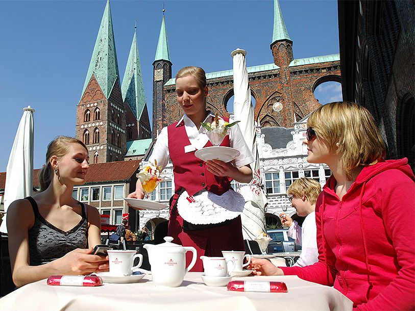 Rådhuspladsen er et populært sted at holde pause midt i historiens vingesus