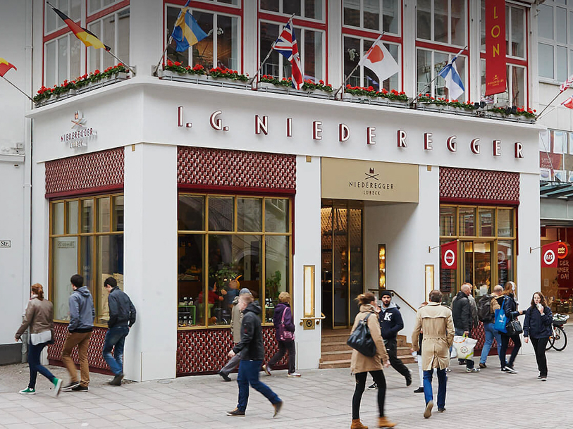 Begynd f.eks. med at besøge byens hæderkronede marcipansalon - Café Niederegger på hovedstrøget
