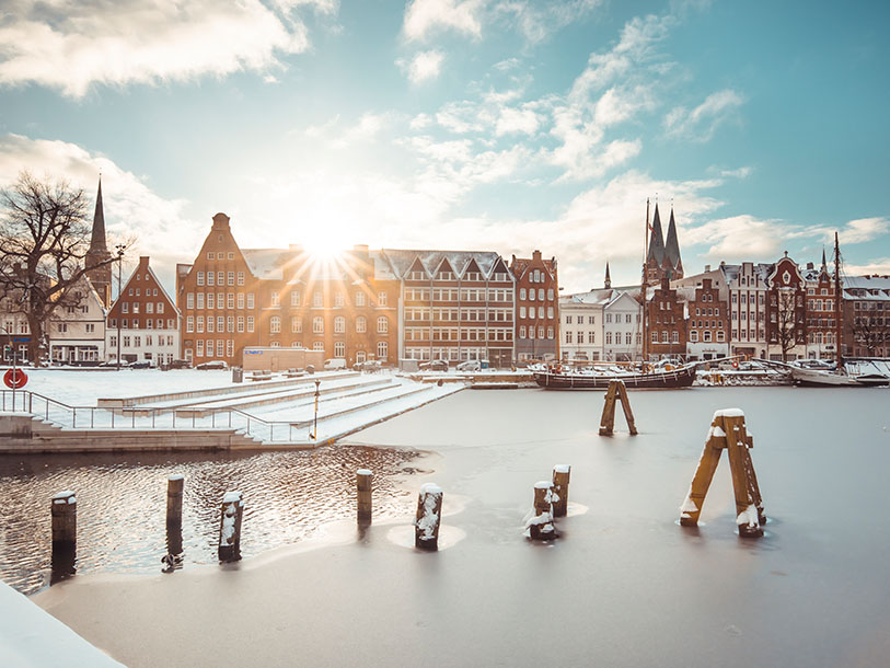 Oplev Lübeck i vinterklæder med frostklart vejr og høj himmel