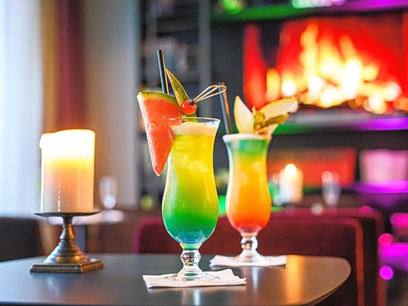 Holiday Inn er kontrasten til den gamle by med moderne og komfortable rammer - f.eks. til en drink i baren