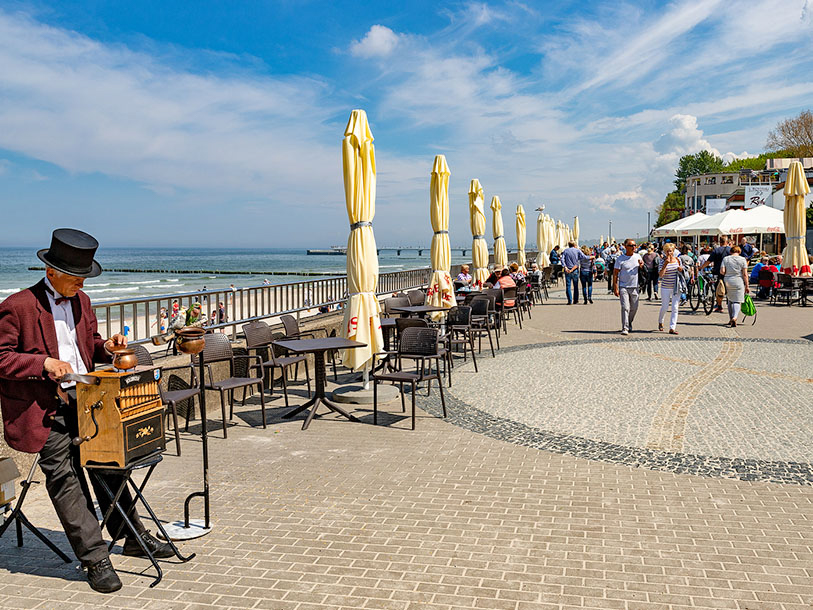 Kolobrzegs strandpromenad är en upplevelse året runt, men självklart mer livlig under sommaren