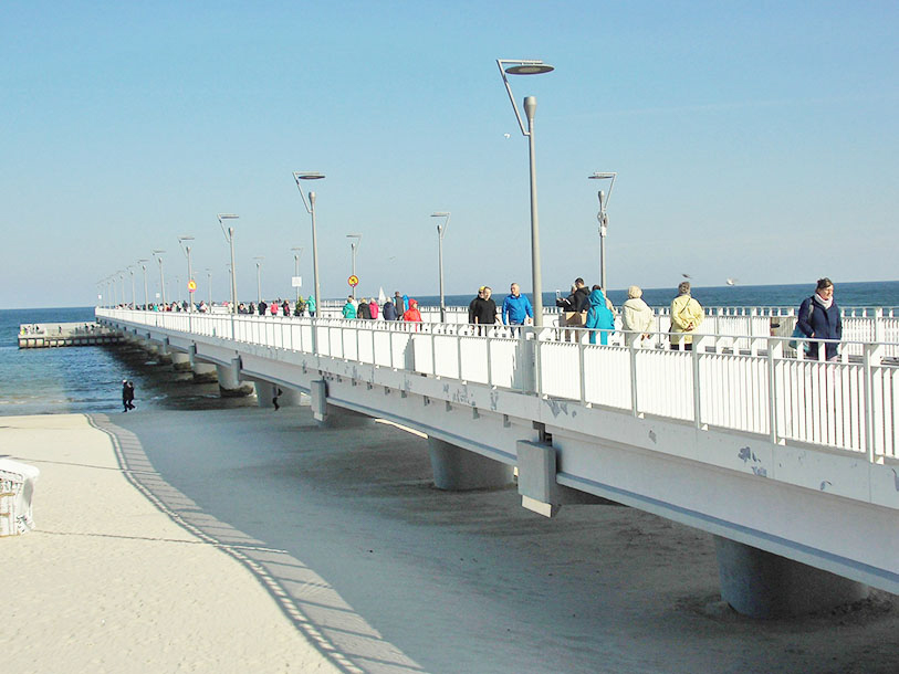 Kolobrzeg vita betongpir sträcker sig 220 meter ut i havet - och är ett uppskattat utflyktsmål