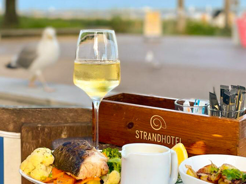 Njut av den härliga stämningen - och en god middag i hotellets restaurang med uteservering