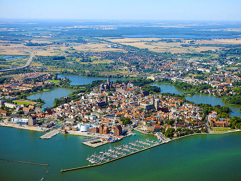 I må ikke gå glip af et besøg i hansestaden Stralsund, som også kaldes Porten til Rügen