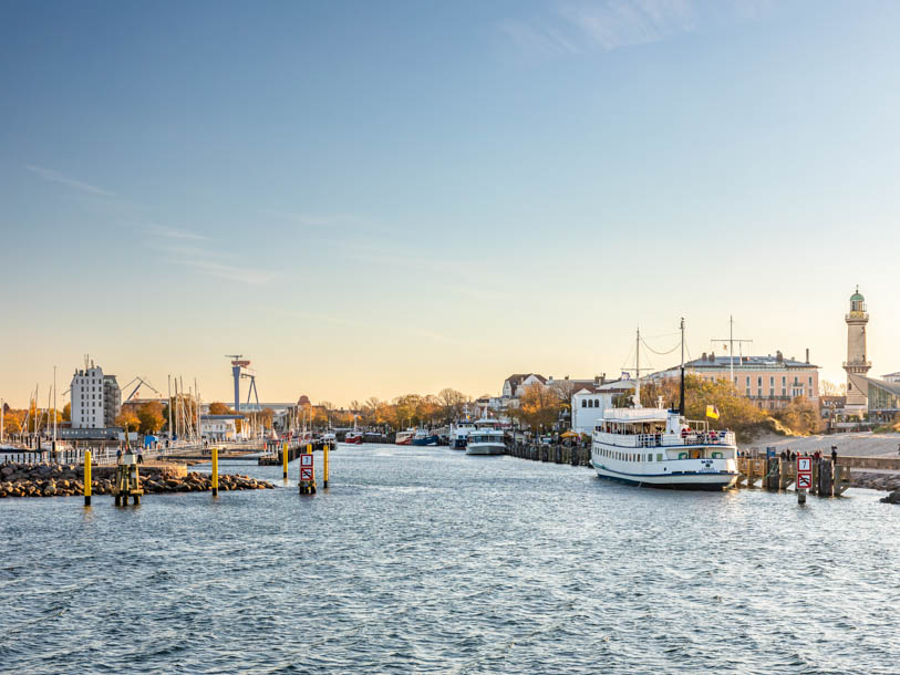 Tag til Warnemünde, og spadsér langs den historiske havn med skibe og fyrtårn