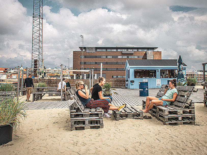 På Esbjergs nye havnefront, Dokken City Beach, er der blevet plads til strandbar, spisesteder og open air-biograf