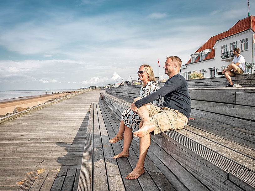 Hjerting nord for Esbjerg er kendt for sin 660 meter lange strandpromenade, hvor der er panorama over Ho bugt