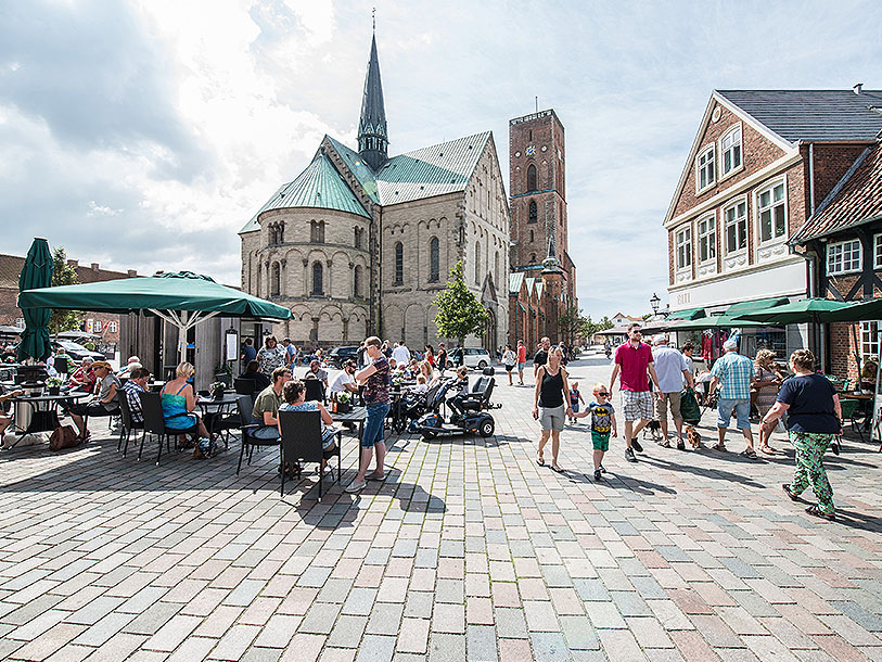 Ribe er også Nordens ældste handelsby med et velbevaret bymiljø omkring Ribe Domkirke