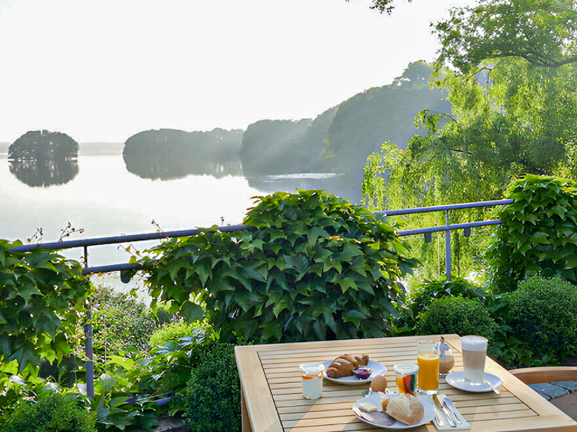 Nyd morgenmaden med udsigt over søen fra hotellets store solterrasse