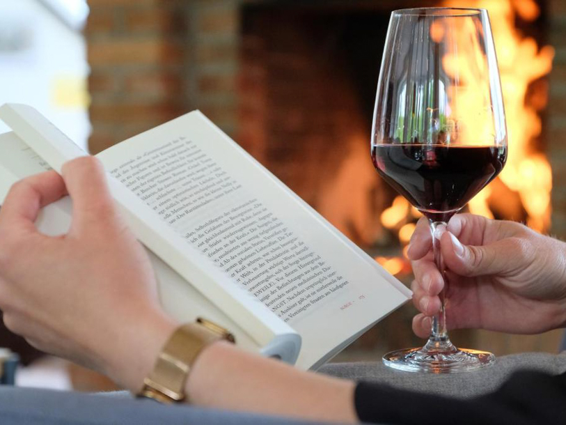 Her kan I nyde den knitrende ild, et godt glas vin og en god bog