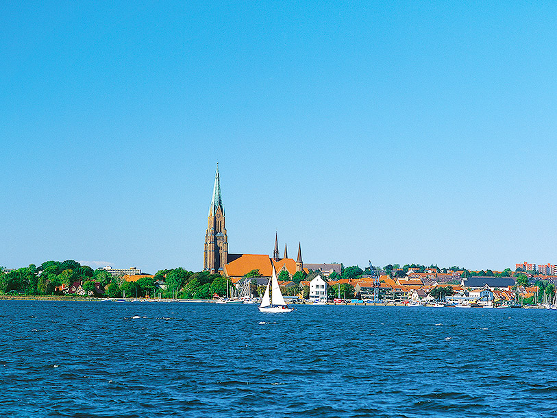 Tag på udflugt til Schleswig, og se den storslåede domkirke med Borderholmalteret