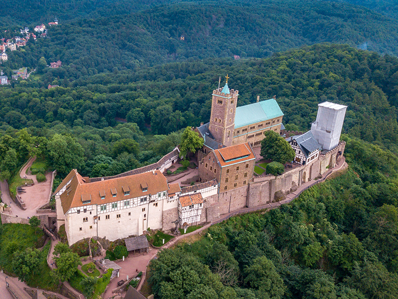 Oplev den historiske Wartburg i Eisenach, en imponerende 1100-talsborg, som bl.a. har huset Martin Luther