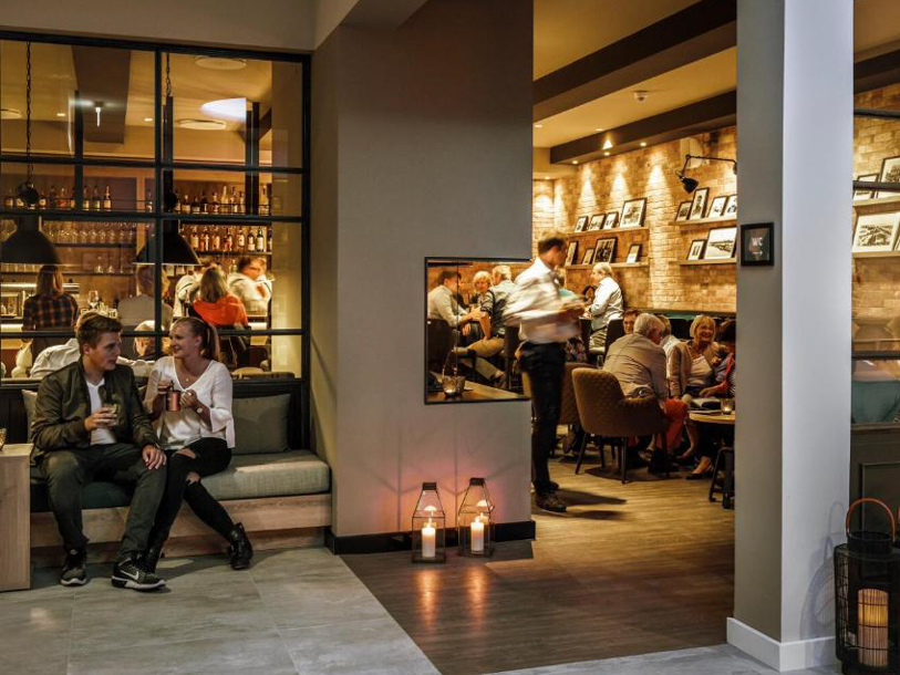 Om aftenen kan I også nyde en cocktail i hotellets elegante Schneiders Bar