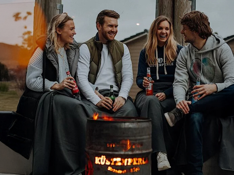 Udenfor er der lagt op til hygge i næsten al slags vejr på hotellets terrasse