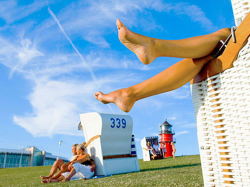 Når solen luner, står de tyske strandkurvestole skulder ved skulder langs Büsums strandpromenade