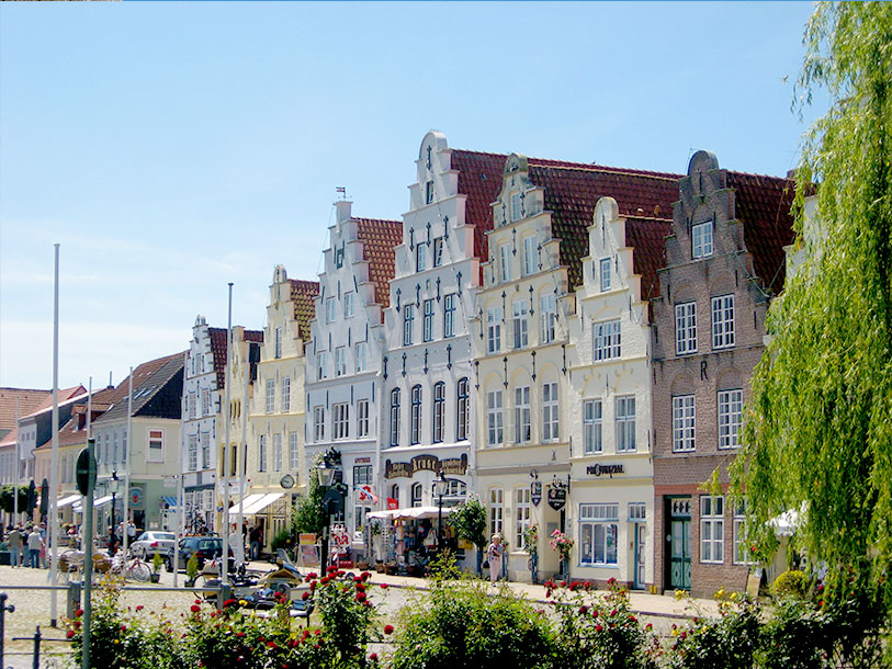 I kan også tage på udflugt til smukke Friedrichstadt, der kaldes for "Lille Amsterdam"