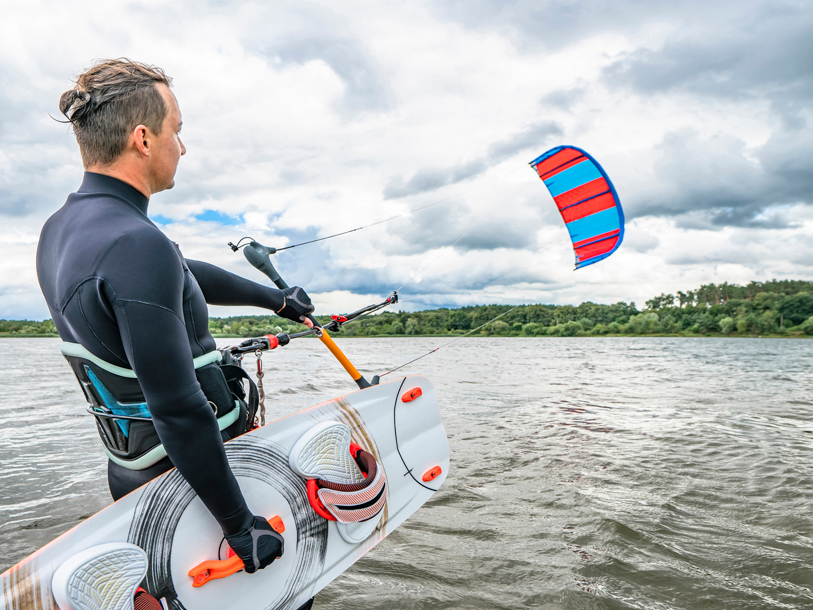 Jeres hotel ligger lige ned til den kunstigt anlagte Perlebugt, hvor I bl.a. kan kitesurfe og bade