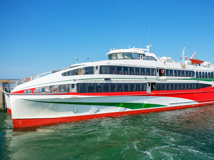 Tag også turen med færge fra Büsum havn til den bilfri ø, Helgoland - et lille samfund langt fra alting