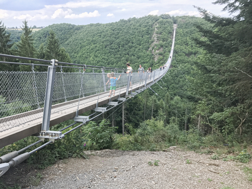Byen er et populært turistmål med gode vandremuligheder, her Geierley Bruecke