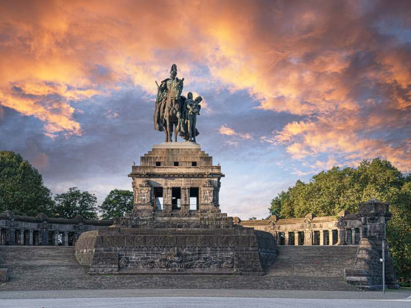 Koblenz' rige historie manifesteres i den gamle bydel og ved Deutsches Eck med statuen af kejseren Wilhelm I