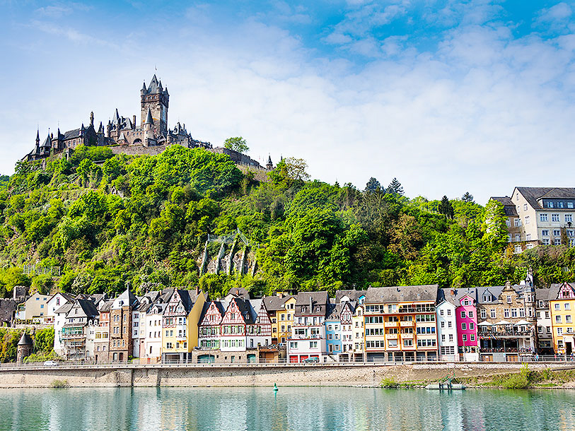 Tag en afstikker til Cochem ved Mosel, og se det imponerende Reichsburgslot, som troner over vinbyen