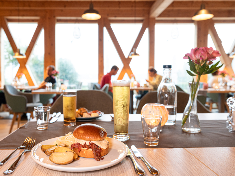 Nyd søudsigten fra BEECH Resort Plauer Sees restaurant
