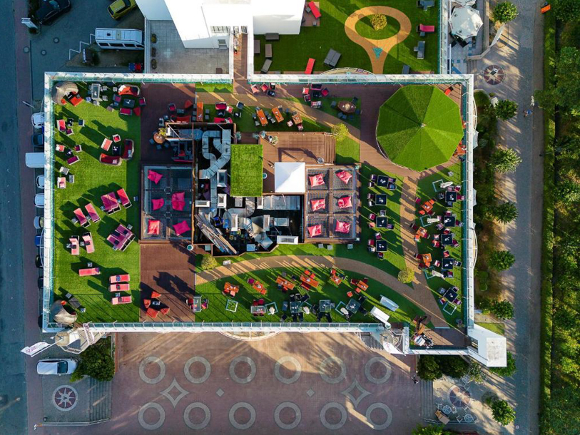 På Arkona Strandhotel venter en skøn sommerstemning nær havet og med en spektakulær Sky Bar