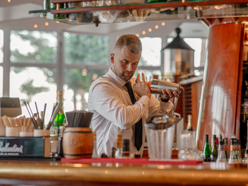 På hotellet er der gode muligheder for afslapning - nyd f.eks. en lækker cocktail i hotellets Sky Bar