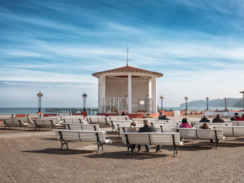 Sellin er en billedskøn badeby på den tyske ø, kendt for sin smukke arkitektur og lange sandstrand