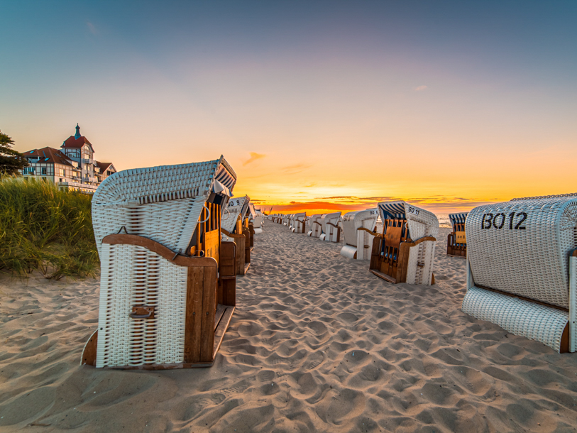 Den brede og fine sandstrand med mange strandkurvestole er perfekt til afslapning og badeture