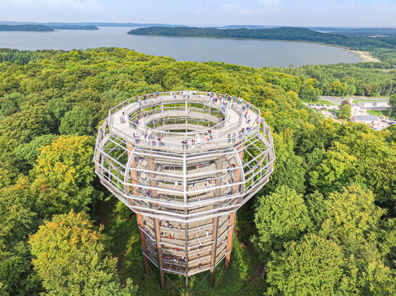 Trætopsstien Baumwipfelpfad Rügen er en populær attraktion beliggende i Naturerbe Zentrum Rügen nær Binz