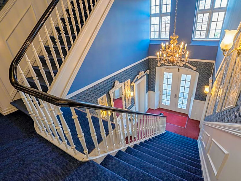 Stadens anrika gamla hotell är fullt av själ och detaljer från en lång historia som Frederiksværks festliga nav
