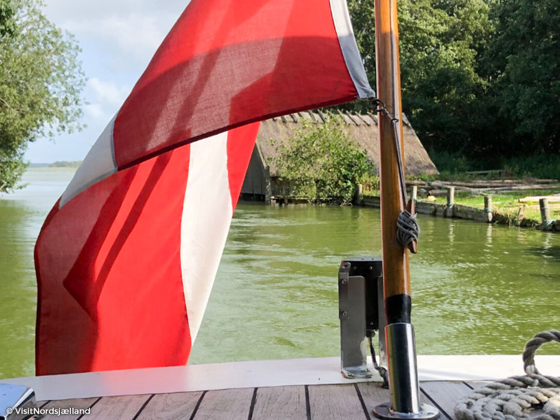 Stadens idylliska kanal förbinder Arresø med Roskilde Fjord och leder in naturen i Frederiksværk