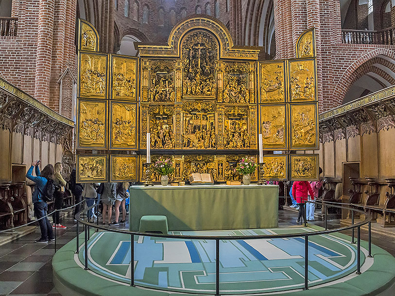 I Roskilde Domkyrka kan du besöka 40 mäktiga danska kungar och drottningar som har sin sista vila här