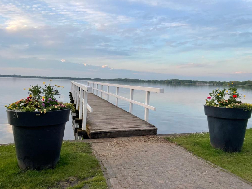 Zwischenahner Meer er et populært udflugtsmål, som byder på badeture, men også golf og minigolf på stranden