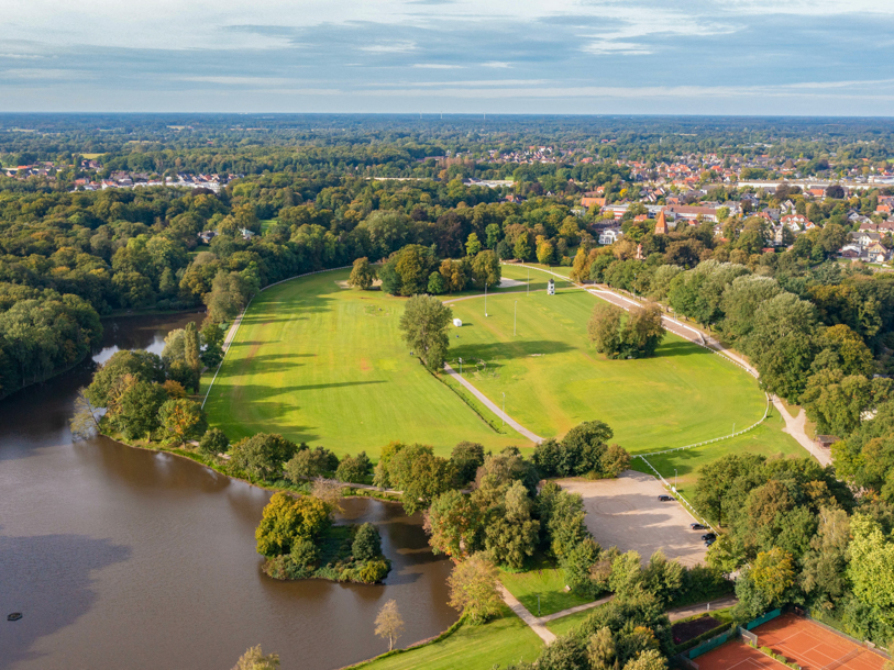 Westerstede ligger idyllisk omgivet af grønne parker, vand og aktivitetsmuligheder som tennis og golf