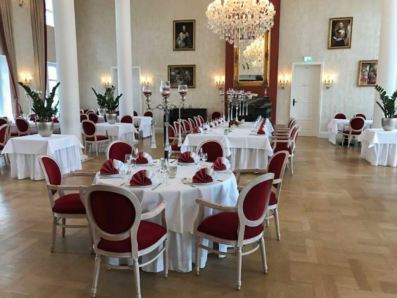 Her kan man spise frokost i slotsrestauranten eller drikke en øl i slottets biergarten