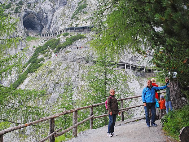 Det är en fin promenad upp till själva grottentrén till turistattraktionen Eisriesenwelt