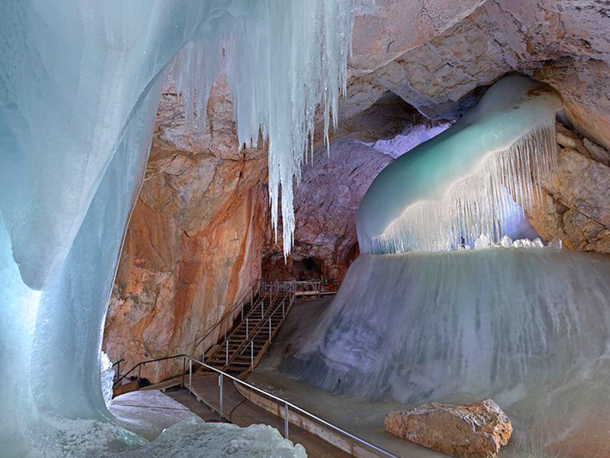 Eisriesenwelt, som betyder "värld av isjättar" på tyska, är världens största isgrotta och den är belägen i Werfen