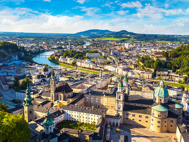 Gör en utflykt till Salzburg vars Gamla stan upptogs på UNESCO:s världsarvslista redan 1996