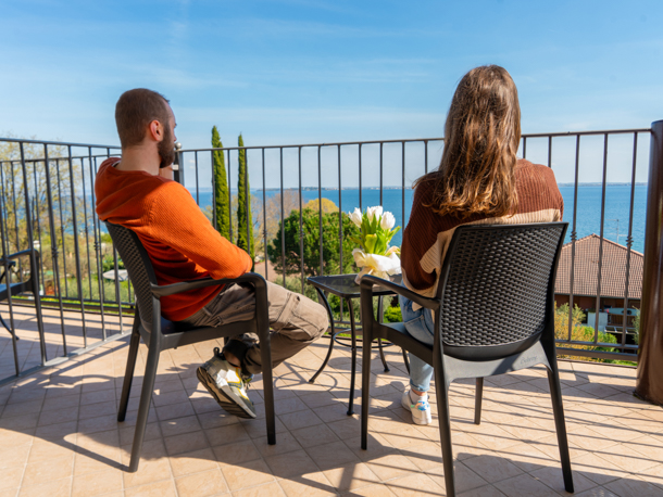 Du kan boka ett rum med balkong - eller njuta av utsikten från hotellets panoramaterrass