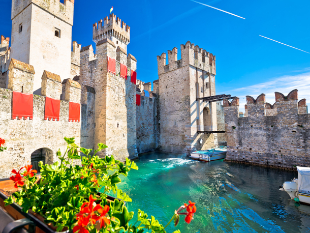 Du bor inte långt från den historiska staden Sirmione med det vackra Castello Scaligero från 1200-talet