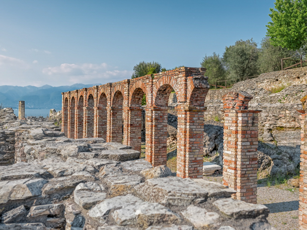 I Sirmione kan du också se ruinerna av Catullus-grottan som i antiken var en storslagen romersk villa